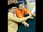 ridwan-kamil-memberikan-akik-orange-pada-ketua-jakmania_20151016_180039.jpg