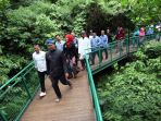 ridwan-kamil-resmikan-forest-walk-babakan-siliwangi_20180118_184653.jpg