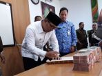 ridwan-kamil-terima-barang-bukti-korupsi_20171017_144544.jpg