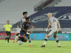 ridwan-tawainella-tengah-dilanggar-pada-pertandingan-tunda.jpg
