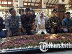 rieke-diah-pitaloka-saat-bersimpuh-di-makam-gus-dur.jpg
