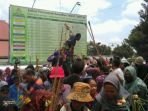 rifai-ketika-memanjat-salah-satu-gunungan-garebeg_20170902_164351.jpg