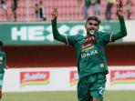 rifal-lastori-merayakan-gol-yang-ia-cetak-kegawang-psbs-biak-di-stadion-maguwoharjo-sleman.jpg