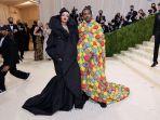 rihanna-dan-aap-rocky-menghadiri-the-2021-met-gala.jpg