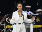 rihanna-dinobatkan-menjadi-pahlawan-nasional-republik-barbados_20211201_133105.jpg