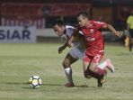 riko-simanjuntak-dibayangi-pemain-psm-makassar_20180707_003938.jpg