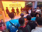 riko-simanjuntak-melayani-foto-bersama.jpg