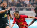 riko-simanjuntak-sedang-berebut-bola-dengan-murilo-mendes-di-laga-persija-vs-barito-putera.jpg