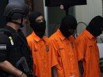 rilis-3-pembunuh-enno-parihah-dengan-cangkul-di-polda-metro_20160518_114151.jpg