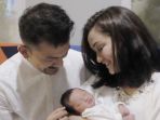 rio-dewanto-bersama-atiqah-hasiholan-dan-bayi-mereka_20170705_214705.jpg
