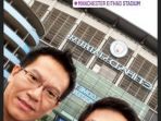 rio-haryanto-selfie-di-depan-markas-manchester-city_20180306_224947.jpg