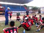 riono-asnan-di-depan-tim-sepak-bola-pon-sulsel_20151004_220535.jpg
