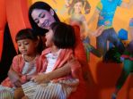 ririn-dwi-ariyanti-dan-kedua-putrinya_20161214_164757.jpg