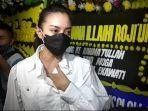 ririn-ekawati-saat-tiba-di-kediamannya-di-kawasan-bendungan-hilir-jakarta-pusat.jpg