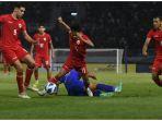 risky-afrisal-dan-jens-raven-berebut-bola-dengan-pemain-thailand.jpg