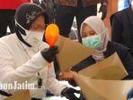 risma-ikut-membungkus-nasi-untuk-korban-banjir.jpg