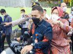 risma-membonceng-motor-jemput-kpm-di-sumbawa.jpg