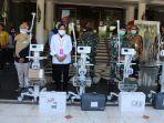 risma-menerima-bantuan-untuk-mengatasi-kasus-covid-19.jpg