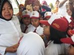 risma-mengajak-anak-anak-sekolah-dasar-melihat-buku-di-mobil-pustaka_20180528_192959.jpg
