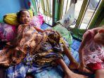 rismalena-33-terbaring-di-tempat-tidur-di-rumahnya-di-sumut.jpg