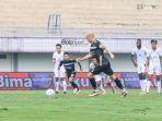 risto-mitrevski-saat-akan-menendang-penalti-dalam-laga-pekan-pertama-liga-1.jpg