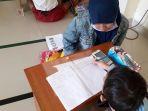 rita-32-mendampingin-anak-belajar-di-aula-kelu.jpg