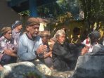 ritual-bekten-di-komplek-pemakaman-oleh-penganut-kejawen_20170526_222033.jpg