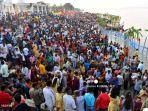 ritual-festival-hindu-chhat-puja-di-tepi-sungai-gangga.jpg
