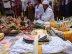 ritual-mesuryak-sambut-hari-raya-kuningan_20160927_192027.jpg
