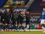 riyad-mahrez-merayakan-dengan-rekan-satu-tim-setelah-mencetak-gol-kedua.jpg