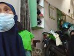 riyati-mertua-dan-sulis-37-saat-ditemui-awak-media-di-rumahnya-jumat-242021.jpg