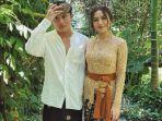 rizky-febian-dan-mahalini-raharja-mengenakan-pakaian-adat-bali.jpg