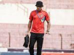 rizky-pellu-mengenakan-polo-shirt-bali-united-dengan-dipadukan-topi.jpg