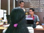 rn-17-saat-membuat-laporan-di-polresta-palemb_20180925_150428.jpg