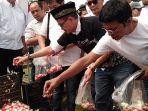 rna-98-ziarahi-makam-dua-korban-tragedi-trisakti-1998-2.jpg