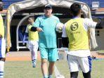 robert-alberts-beri-pengarahan-kepada-para-pemain-persib-bandung.jpg