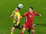 robert-lewandowski-kanan-dan-gelandang-dortmund-thomas-meunier-bersaing-memperebutkan-bola.jpg