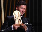 robert-lewandowski-menerima-untuk-kedua-kalinya-trofi-gerd-muller-di-acara-ballon-d-or.jpg