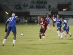 robertino-pugliara-berusaha-lewati-pemain-psm-makassar_20151124_144843.jpg