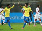 roberto-firmino-kanan-dari-brasil-merayakan-dengan-rekan-setimnya-neymar.jpg