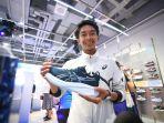 robi-syianturi-menunjukkan-sepatu-keluaran-baru-asics-yaitu-gel-nimbus-26.jpg