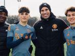 robin-van-persie-berpose-besama-winger-manchester-united-alejandro-garnacho.jpg