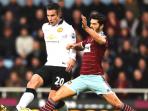robin-van-persie-dan-james-tomkins_20150210_195150.jpg