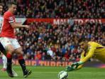 robin-van-persie-gagal-penalti_20150503_013107.jpg