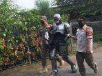 robocop-mengamen-di-depok.jpg