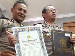 rochmat-tri-marwoto-41-bersama-kombes-pol-frans-barung-mangera-menunju.jpg