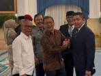 Momen Rocky Gerung Hadir di Istana Negara, Kasih Salam Komando Bareng Seskab Teddy