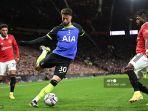 rodrigo-bentancur-tengah-menembak-bola-selama-pertandingan.jpg