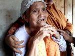 rohana-ibu-dari-soldin-nampak-sangat-sedih-kehilangan-anak-kandungnya.jpg