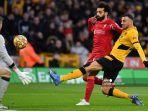 romain-saiss-kanan-melawan-gelandang-liverpool-asal-mesir-mohamed-salah.jpg